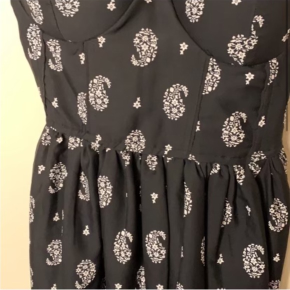 Black and White Paisley Dress - Picture 3 of 10